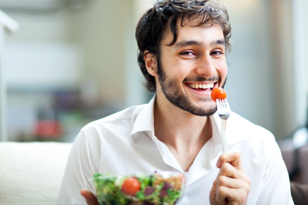 homem come vegetais para ter potência