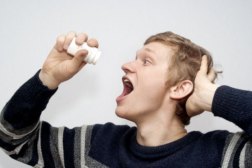 homem tomando drogas para potência