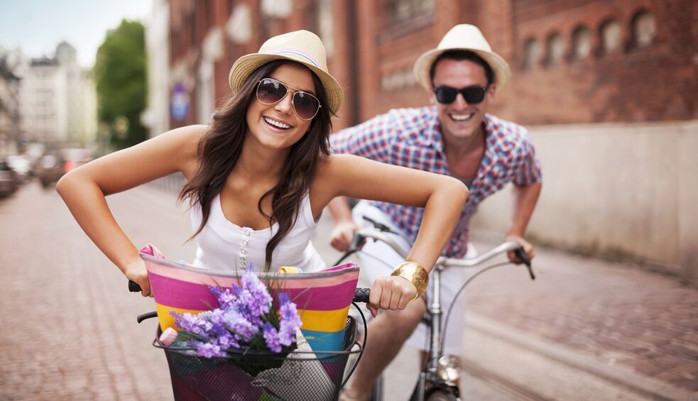 Mulher com um homem em bicicletas